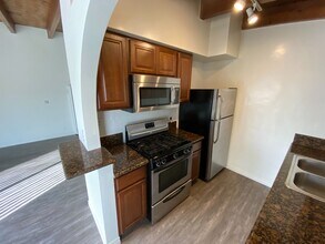 3728 S Bentley Ave, Unit 4 in Los Angeles, CA - Foto de edificio - Building Photo