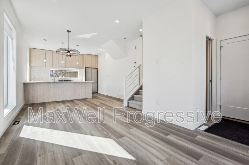 9017-9093 93 St NW in Edmonton, AB - Building Photo