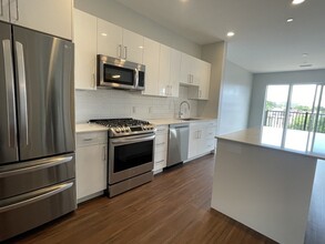 205 Maverick St, Unit 413 in Boston, MA - Foto de edificio - Building Photo