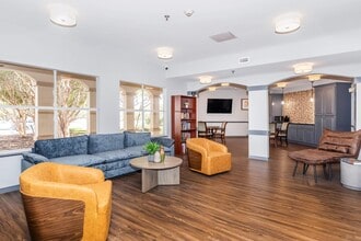 Valor Hill Apartments in San Antonio, TX - Foto de edificio - Building Photo