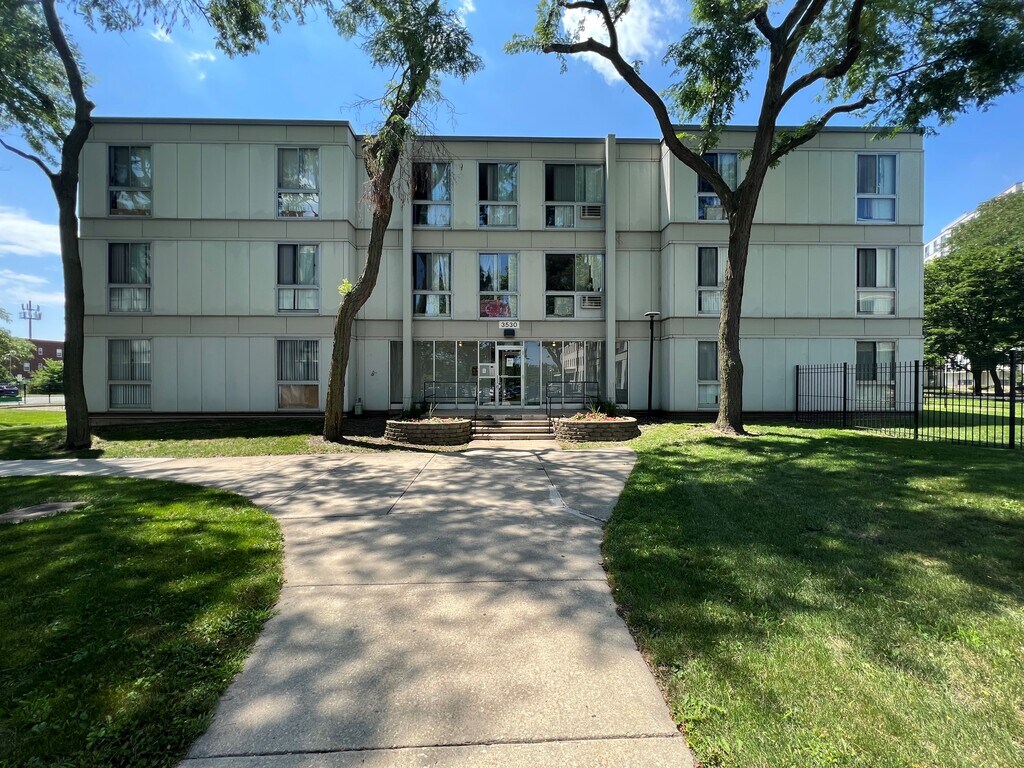 Lake Grove Village Apartments in Chicago, IL