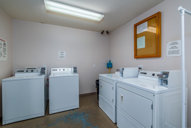 College Manor Apartments in Mountain Home, AR - Building Photo - Interior Photo