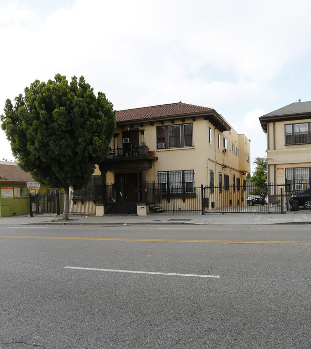 2862 W 8th St in Los Angeles, CA - Foto de edificio