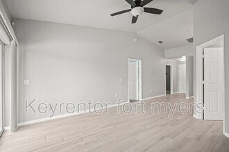 12505 McGregor Blvd in Ft. Myers, FL - Foto de edificio - Building Photo