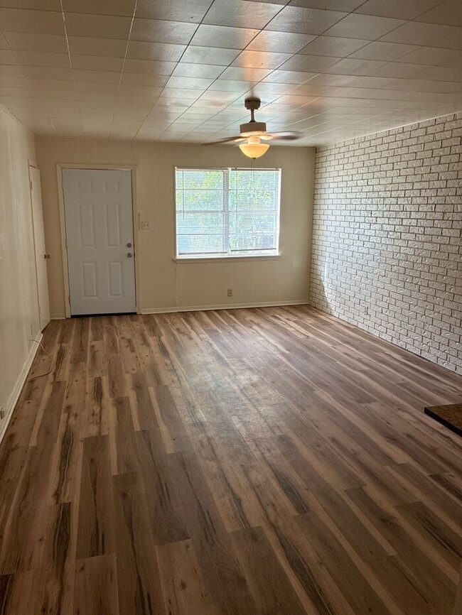606 W 4th St in Taylor, TX - Building Photo - Building Photo