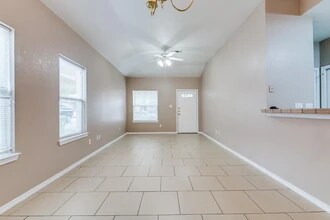 5907 Lovingham Ct in Arlington, TX - Foto de edificio - Building Photo