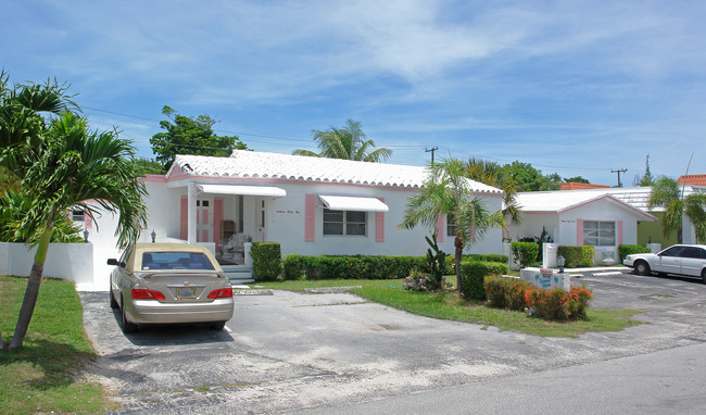 Bahama House in Deerfield Beach, FL - Foto de edificio - Building Photo