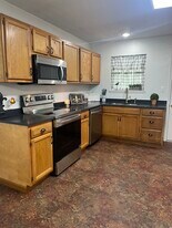 1102 Shellie Ln, Unit B in Lake Charles, LA - Building Photo