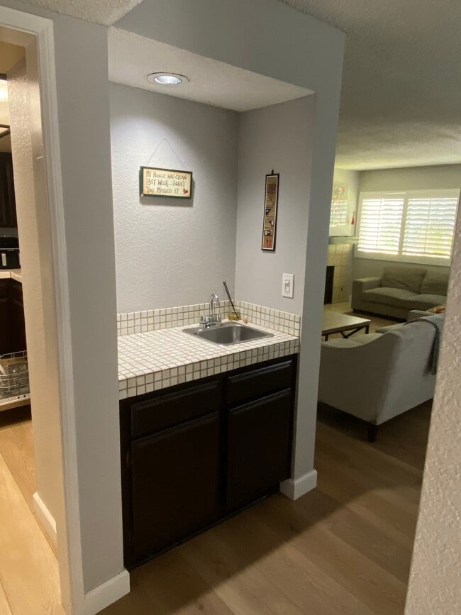 365 W Alameda Ave, Unit 204 in Burbank, CA - Building Photo - Building Photo