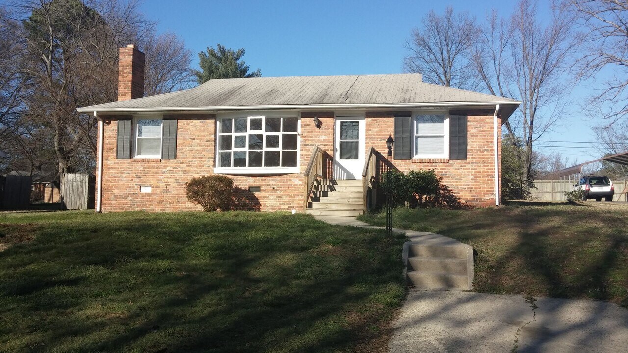 8206 Adrian Dr in Richmond, VA - Building Photo