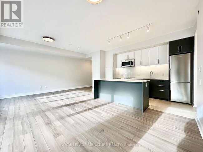 2525 Bathurst St in Toronto, ON - Building Photo - Building Photo