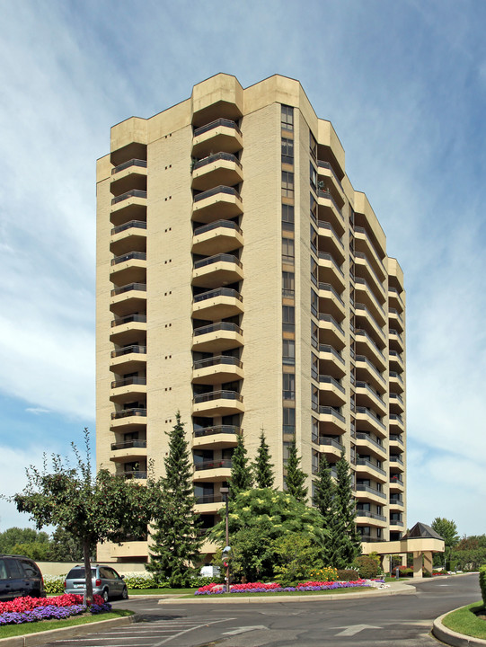 900 Wilson Rd N in Oshawa, ON - Building Photo