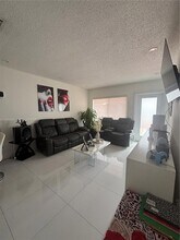 5271 NW 5th St, Unit 5271 in Miami, FL - Foto de edificio - Building Photo