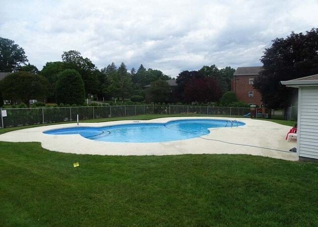 145 Milk St, Unit Carlton Gardens 2 bed 1 b in Westborough, MA - Foto de edificio - Building Photo