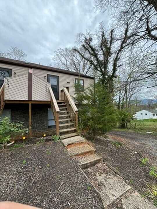 6635 Wood Haven Rd in Hollins, VA - Building Photo