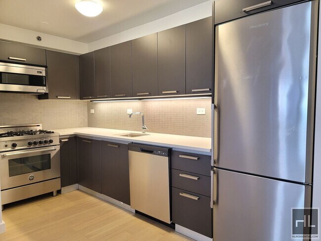 East 39th Street in New York, NY - Foto de edificio - Building Photo