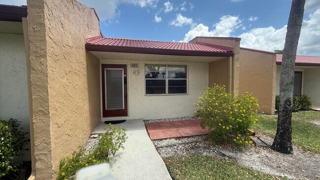 425 Lake Helen Dr in West Palm Beach, FL - Building Photo - Building Photo