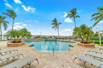 120 Yacht Club Way in Hypoluxo, FL - Foto de edificio - Building Photo