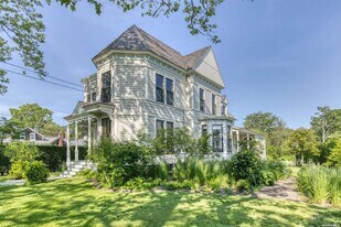 1855 Village Ln in Orient, NY - Building Photo