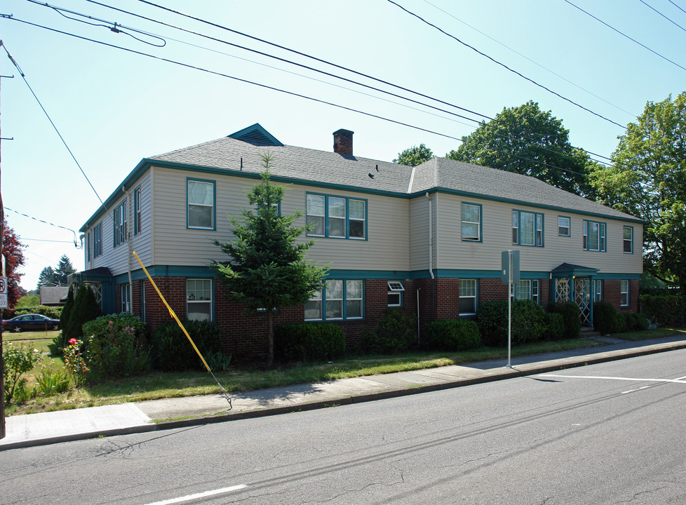 8210 NE Pacific St in Portland, OR - Building Photo