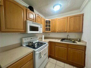 6780 SW 44th St in Miami, FL - Building Photo - Building Photo