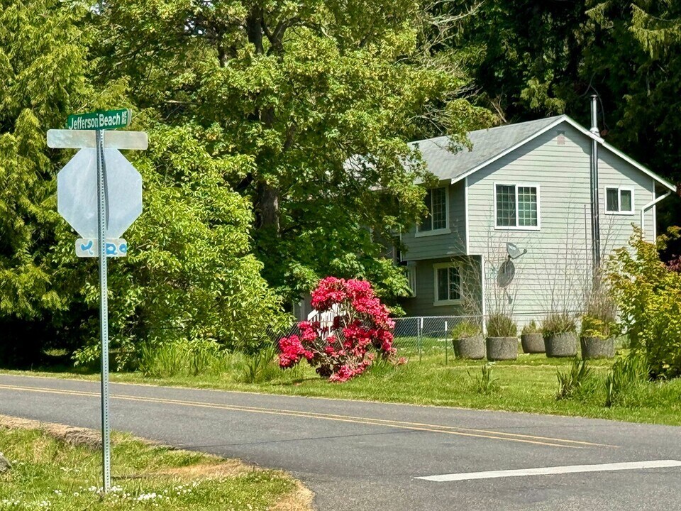 20464 Jefferson Beach Rd NE in Kingston, WA - Building Photo