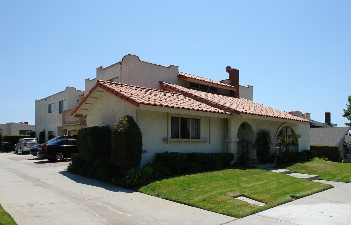 17062 Leslie Ln in Huntington Beach, CA - Foto de edificio