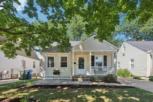 446 Huntmere Dr in Bay Village, OH - Building Photo