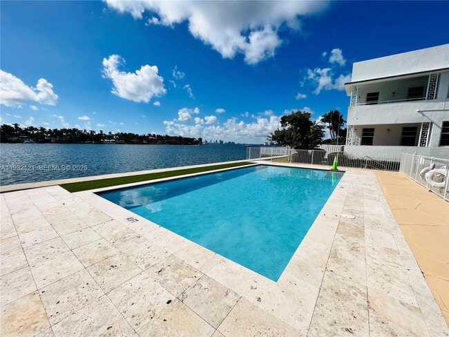 960 Bay Dr in Miami Beach, FL - Foto de edificio - Building Photo