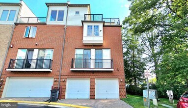 3141 Blue Barn Way in Fairfax, VA - Foto de edificio - Building Photo