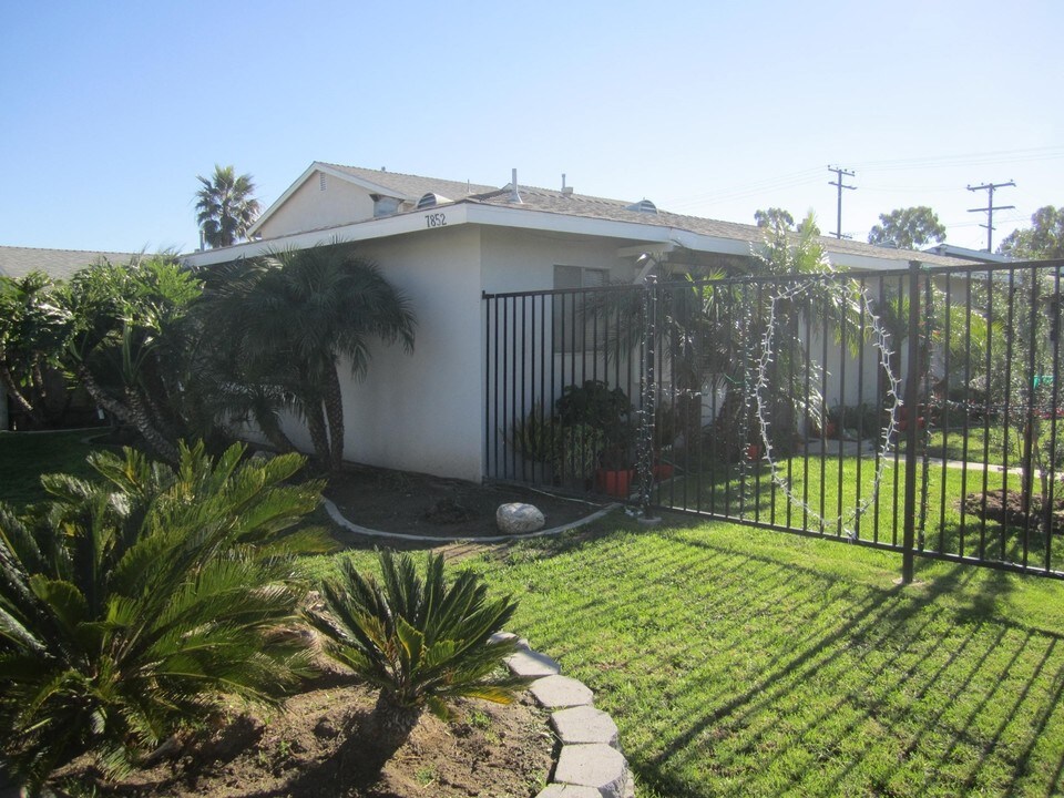 7852 Ronald Dr in Huntington Beach, CA - Building Photo