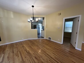 4945 W Strong St, Unit 1 in Chicago, IL - Building Photo - Building Photo