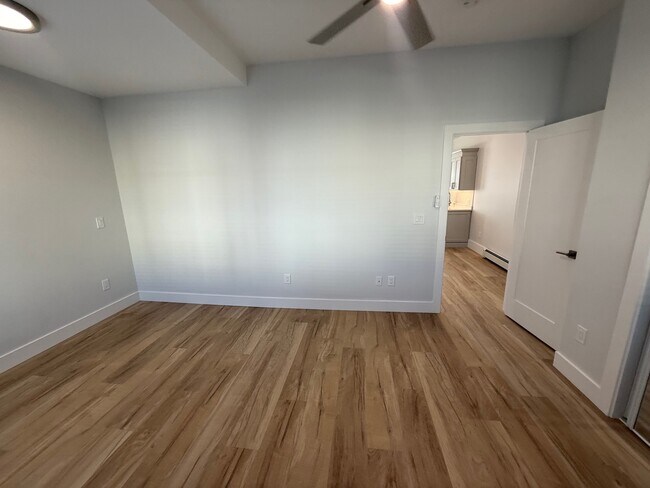 53 W Eagle St, Unit 2 in Boston, MA - Building Photo - Building Photo