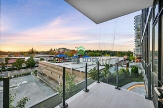 889 Avenue Sq NE in Bellevue, WA - Foto de edificio - Building Photo