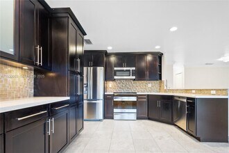 11071 NW 47th Ln in Doral, FL - Building Photo - Building Photo