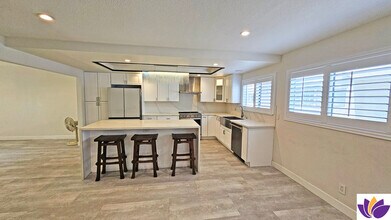 18130 Oxnard St in Tarzana, CA - Building Photo - Building Photo