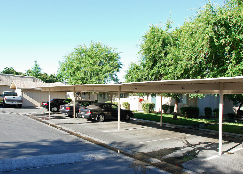 Plaza Mendoza in Fresno, CA - Building Photo