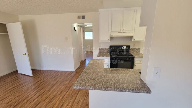 14801 Delano St in Los Angeles, CA - Building Photo - Building Photo