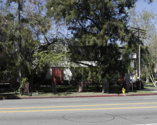 4657 Coldwater Canyon in Studio City, CA - Foto de edificio - Building Photo