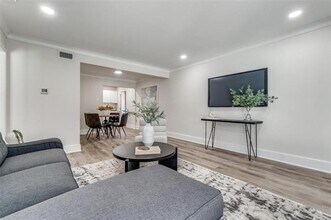 10211 Regal Oaks Dr in Dallas, TX - Building Photo - Building Photo
