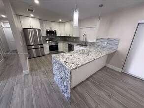 1050 W 37th St in Hialeah, FL - Building Photo - Building Photo