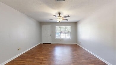 3921 Olive St, Unit B in Bryan, TX - Foto de edificio - Building Photo