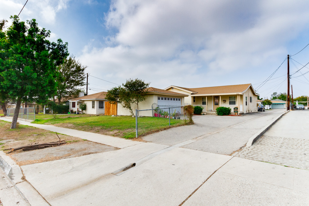 201 S Vernon Ave in Azusa, CA - Building Photo