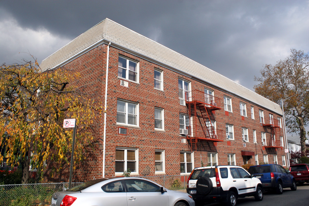 3111 Willow Ln in Bronx, NY - Building Photo