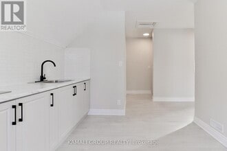 93 McMillan Dr in Oshawa, ON - Building Photo - Building Photo