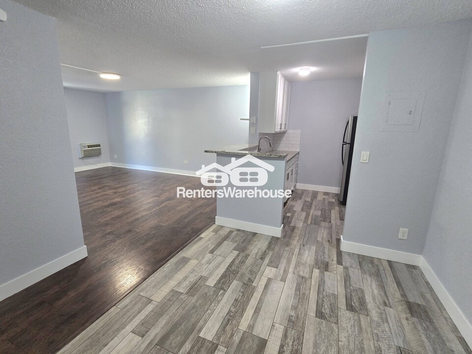 2281 S Vaughn Way in Aurora, CO - Building Photo