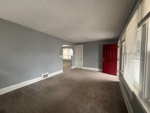 8827 Park Heights Ave in Garfield Heights, OH - Foto de edificio - Building Photo