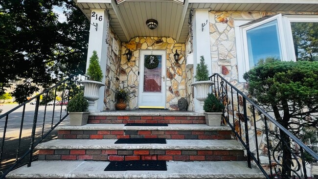 216 Academy St, Unit 3 in South Orange, NJ - Foto de edificio - Building Photo