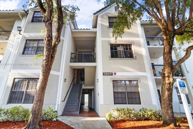 11241 W Atlantic Blvd in Coral Springs, FL - Foto de edificio - Building Photo