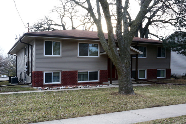 530 S 19th St in West Des Moines, IA - Foto de edificio - Building Photo